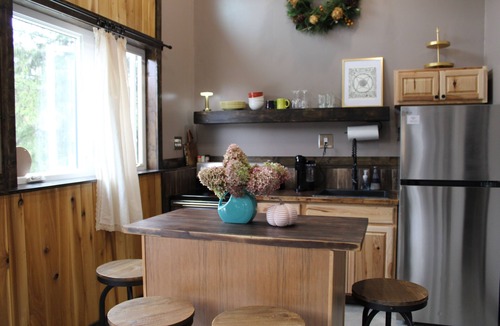 Edray Ski Chalet | Modern + Private + Biking Paradise. No Stairs, Monday Lick & GBR River Trail