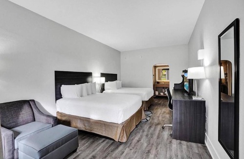 Downtown Hollywood Hotel | Modern room in Downtown Hollywood, steps away from the beach + Free Breakfast!