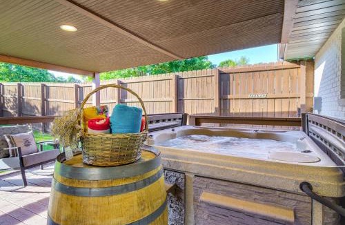Sevierville House | Modern Sevierville Cottage w/Hot Tub + Game Room