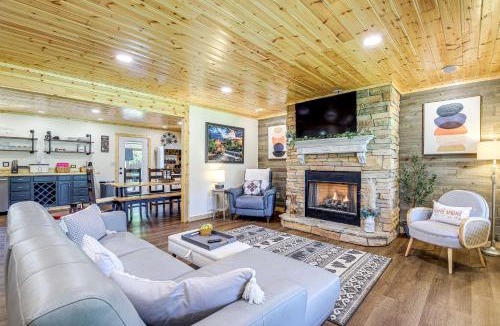 Sevierville House | Modern Sevierville Cottage w/Hot Tub + Game Room