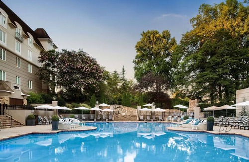 Braselton Hotel | Modern, Spacious Guest Suite Ideal for Retreats in Georgia’s Wine Country