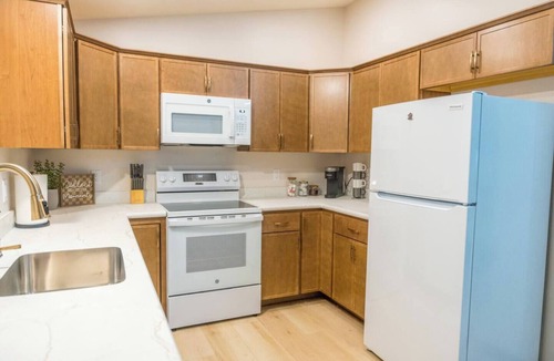 Homerville House | Modern Studio with BBQ Grill and Patio