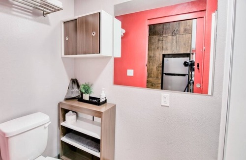 Old North Columbus House | ⭐Modern Tiny Studio 🌃 Laundry Room⏺️Parking🚗Fitness Gym💪| Extended Stay Ready