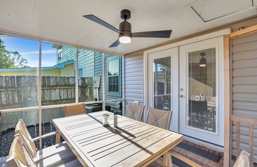 North Charleston House | Modern Townhome with Outdoor Patio & Fire Pit- Close to Airport and Attractions