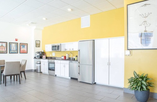 Fifth Ward Apartment | Modern Walker`s Point Studio with Gym and Balcony