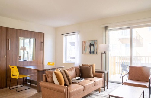 Fifth Ward Apartment | Modern Walker`s Point Studio with Gym and Balcony