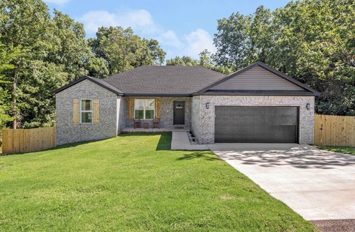 Bella Vista House | Modern Wooded Retreat | Corporate Housing | Fenced Yard, Pets OK | Near Back 40