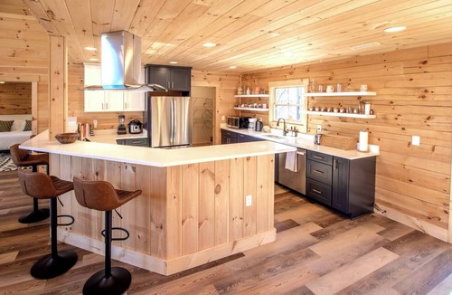 Black Mountain Cabin | Moksha Retreat - A-Frame|Mtn Views|Hot Tub|King Ensuites
