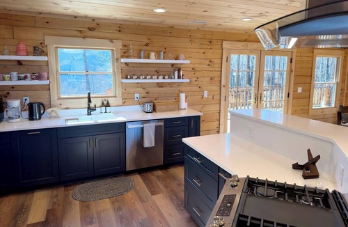 Black Mountain Cabin | Moksha Retreat - A-Frame|Mtn Views|Hot Tub|King Ensuites