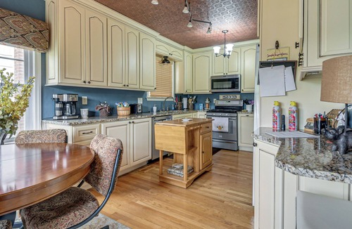 Huntington House | Monthly Stay Special! Cozy Cottage in Huntington