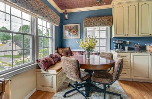 Huntington House | Monthly Stay Special! Cozy Cottage in Huntington