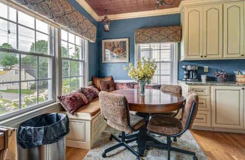Huntington House | Monthly Stay Special! Cozy Cottage in Huntington