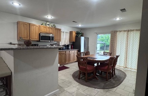 Crosstown House | MONTHLY STAYS in Memphis - Spacious 5BR Home w/3 BA-Near Downtown, Beale Street