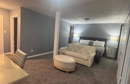 Parkway Village House | MONTHLY STAYS- Spacious 12-Bedroom Retreat in Memphis- Sleeps Many.