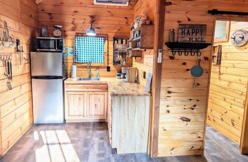 Fancy Gap Cabin | "Moonshine Mansion" Cozy tiny cabin in peaceful Fancy Gap.