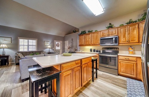 Hiawassee House | Mossy Oaks Manor - Pool Table- Fireplace