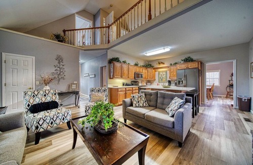 Hiawassee House | Mossy Oaks Manor - Pool Table- Fireplace