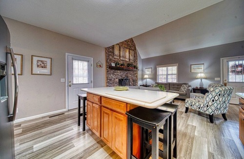Hiawassee House | Mossy Oaks Manor - Pool Table- Fireplace