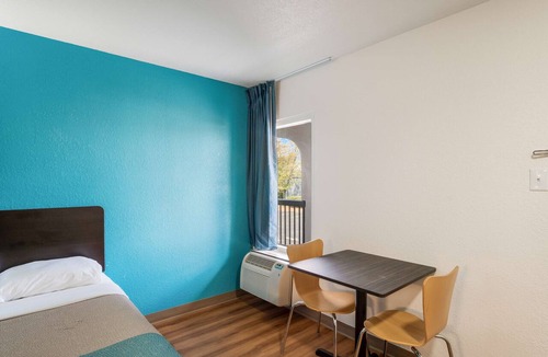 Lexington Hotel | Motel 6 Lexington, KY - Airport