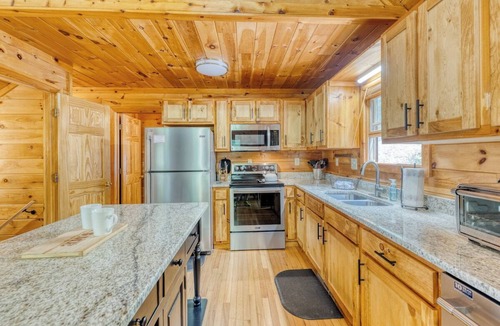Morganton Cabin | Mountain Cabin|Covered Deck|Hot Tub|Wifi|Gameroom