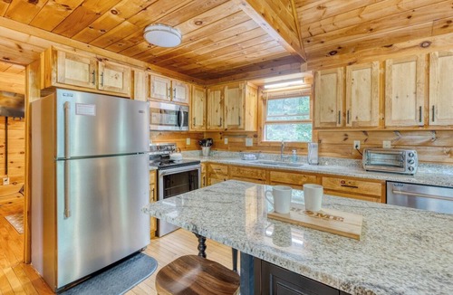 Morganton Cabin | Mountain Cabin|Covered Deck|Hot Tub|Wifi|Gameroom