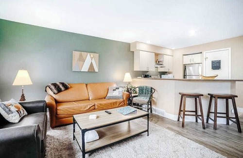 Thompsonville Condo | Mountain Condo with Dining and Activities - Walk to Lifts and Golf