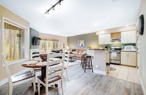 Thompsonville Condo | Mountain Condo with Dining and Activities - Walk to Lifts and Golf