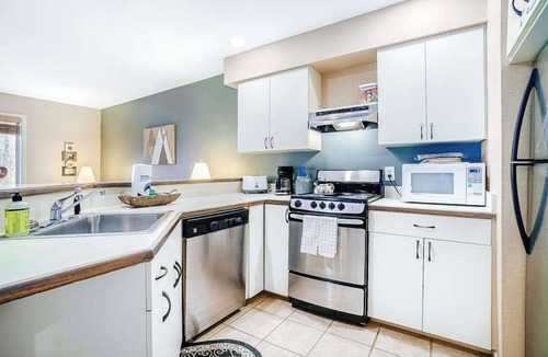 Thompsonville Condo | Mountain Condo with Dining and Activities - Walk to Lifts and Golf