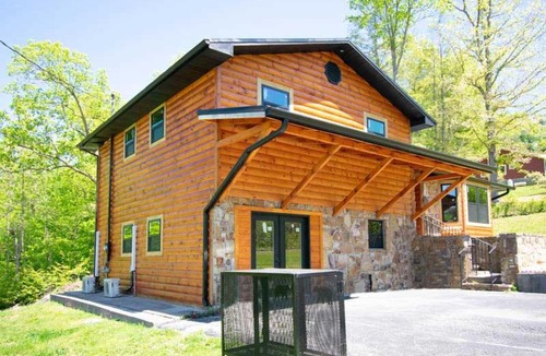 Sevierville Ski Chalet | Mountain Creek View- Fire pit, Creek, Arcade game, pool table, arcade basketball