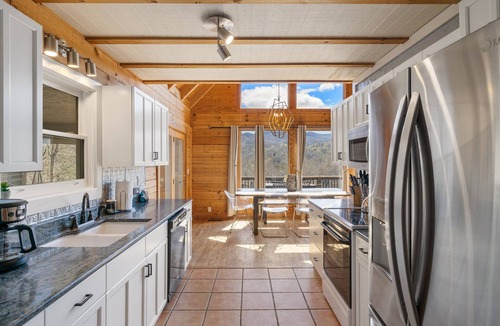 Leicester Cabin | Mountain Escape | Pet-Friendly Cabin w/Hot Tub + Biltmore Pass & Views