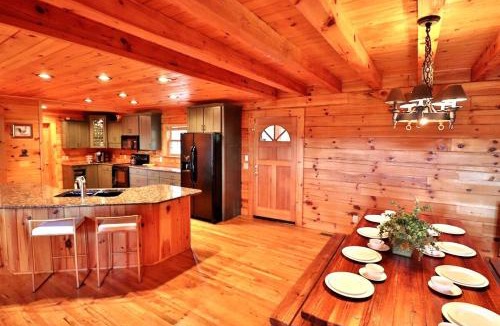 Waynesville House | Mountain Gem, Hot Tub, Fire Pit, Views, Starlink Wi-fi