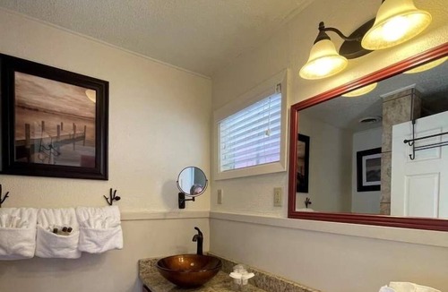 Mount Ida Hotel | Mountain Harbor Queen Guest Room on Lake Ouachita by RedAwning