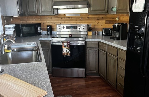 Fancy Gap House | Mountain house in Fancy Gap with beautiful view and hot tub on deck