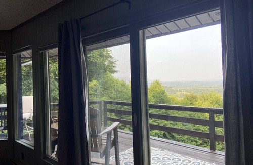 Fancy Gap House | Mountain house in Fancy Gap with beautiful view and hot tub on deck