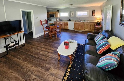 Saint Andrews House | Mountain Point of View Cottage - 15 Minutes from the Caverns!
