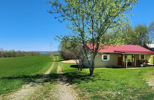 Saint Andrews House | Mountain Point of View Cottage - 15 Minutes from the Caverns!