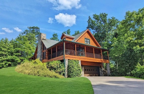 Ridgewood Estates House | Mountain retreat with 4 bedrooms, 4 baths, hot tub, fire pit, and game room.