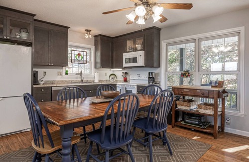 Hendersonville House | Mountain Ridge Cottage – A Peaceful Retreat with Expansive Mountain Views