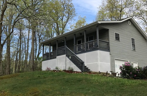 Hendersonville House | Mountain Ridge Cottage – A Peaceful Retreat with Expansive Mountain Views