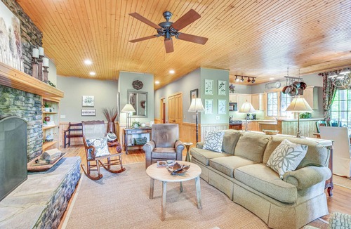 Cashiers Condo | ‘Mountain Time’ Cashiers Condo w/Deck & Views!