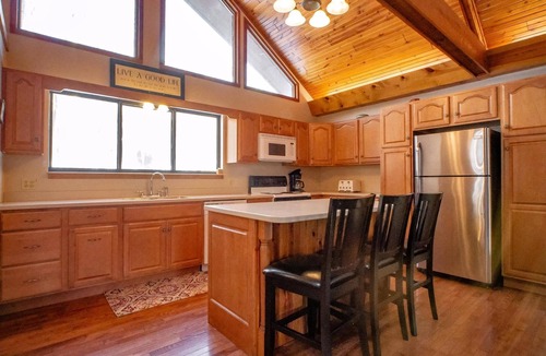 Timberline House | Mountain Treat - 504 Bobcat Road Mountain Treat - Lake Access, Pet Friendly, Hot Tub
