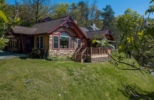 Sevierville Ski Chalet | Mountain view Setting-Outdoor pool access-spa shower-pooltable-Hot tub