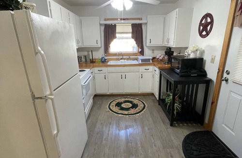 Pence Springs House | Mountain Views and River Getaway/with no cleaning fees
