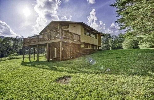 Davis House | MR04-Amazing Views! Pets ok! Hot tub!