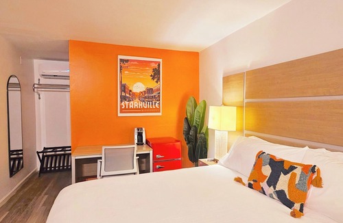 Starkville Hotel | MSU Boutique Hotel Deluxe King Room, Escape Ordinary—Stay Far Out