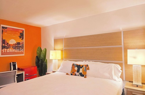 Starkville Hotel | MSU Boutique Hotel Deluxe King Room, Escape Ordinary—Stay Far Out