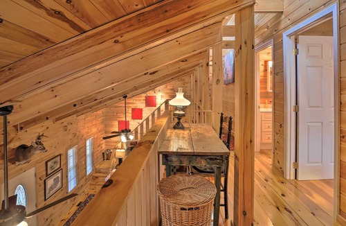 Fort Payne Cottage | Mtn Abode w/ WiFi, 2 Mi to Little River Canyon!