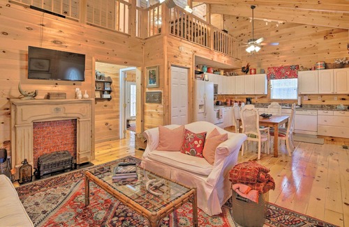 Fort Payne Cottage | Mtn Abode w/ WiFi, 2 Mi to Little River Canyon!