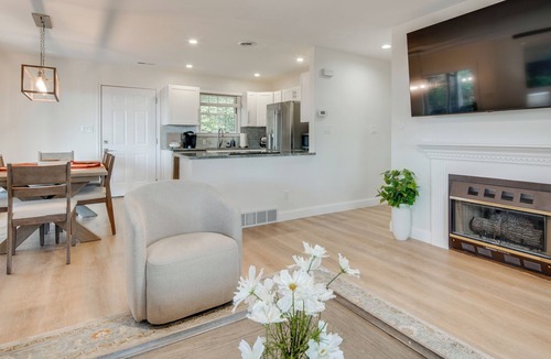 Laurel Park Cottage | Mtn-view Deck! Modern Retreat Near Jump Off Rock