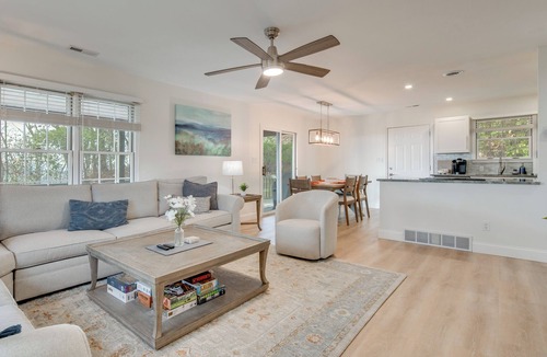 Laurel Park Cottage | Mtn-view Deck! Modern Retreat Near Jump Off Rock